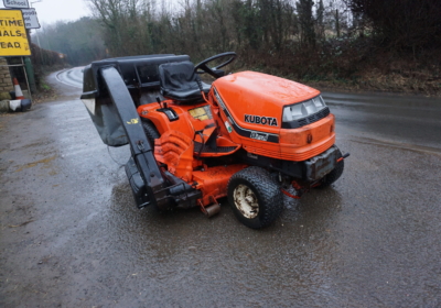 Kubota G1900 ride on mower with cutting deck and collector